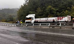 Karayolunda makaslayan tır yolu trafiğe kapattı