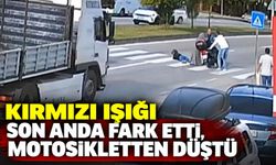 Kırmızı ışığı son anda fark etti, motosikletten düştü