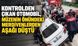 Kontrolden çıkan otomobil, müzenin önündeki merdivenlerden aşağı düştü