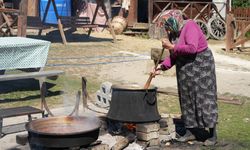 Kadınların kış mesaisi başladı: Elmalar kazanlarda pekmeze dönüşüyor