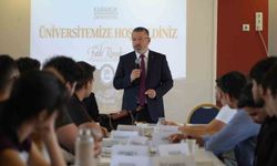 Rektör, yeni dönemin ilk gününde öğrencilerle buluştu