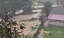 Şiddetli sağanak sele dönüştü: Yol ulaşıma kapandı