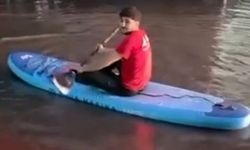 Sokaklar göle dönünce SUP ile gezintiye çıktı