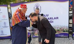 Yılın ahisi seçilen genç, kaftanı el öperek devraldı