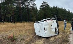 Kaygan yolda kontrolden çıkan hafif ticari araç yan yattı