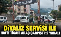 Diyaliz servisi ile hafif ticari araç çarpıştı: 2 yaralı