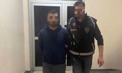 Kendisini polis olarak tanıtıp 3,5 milyon lira dolandırdı, kuyumcuda altın alırken yakalandı