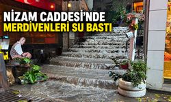 Nizam Caddesi'nde merdivenleri su bastı