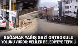 Sağanak yağış Gazi Ortaokulu yolunu vurdu: Veliler belediyeye tepkili