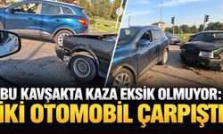 Bu kavşakta kaza eksik olmuyor: İki otomobil çarpıştı