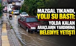 Mazgal tıkandı, yolu su bastı: Yolda kalan araçların yardımına belediye yetişti