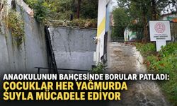 Anaokulunun bahçesinde borular patladı: Çocuklar her yağmurda suyla mücadele ediyor