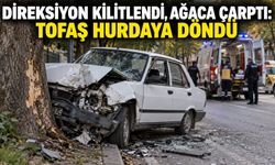 Direksiyon kilitlendi, ağaca çarptı: Tofaş hurdaya döndü