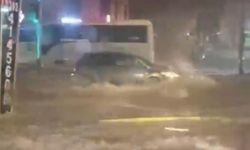 Sağanak etkisini sürdürüyor: Cadde ve sokaklar göle döndü