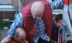 Selde mahsur kalan yaşlı adam, merdivenle köprü yapılarak kurtarıldı
