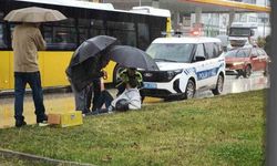 Yağmur altında ıslanan yaralıya trafik polisi şemsiye tuttu