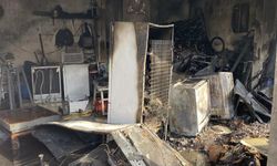 İş yerinde çıkan yangın 3 katlı binaya sıçradı: 2 kişi son anda kurtuldu