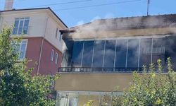 Balkon yangını paniğe neden oldu