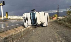 Devrilen kamyondaki 2 kişi yaralandı
