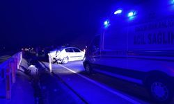Otomobil önce bariyerlere, sonra otobüse çarptı: 2 yaralı
