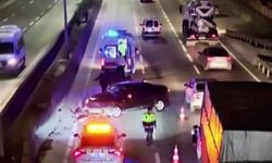 Peş peşe iki kaza: Tır ve otomobil refüje çarptı
