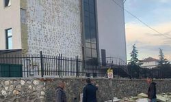 Fırtına okulun dış cephesine zarar verdi