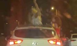 Otomobilden sarkarak dans eden kadınların tehlikeli yolculuğu kamerada