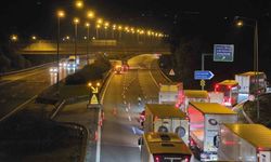 Kimyasal yüklü tır devrildi: İstanbul yönü trafiğe kapandı