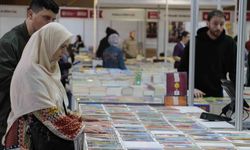 Kitap fuarı kapılarını açtı: Her yaştan okur fuarda