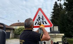 Köylerde trafik levhaları yenileniyor