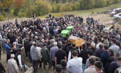Öld*rülen aynı aileden dört kişi, yan yana toprağa verildi