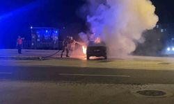 Otomobil bir anda alev topuna döndü: Ekipler müdahale etti