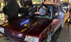 Otomobile çarpan motosiklet sürücüsü camdan içeri girdi