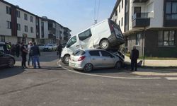 Otomobilin çarptığı minibüs park halindeki aracın üzerine çıktı: 3 yaralı