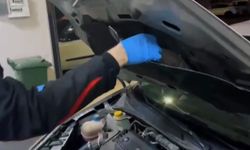 Otomobilin kaputundan uy*şturucu, cüzdandan altınlar çıktı