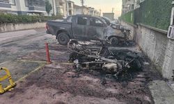 Park halindeki 2 motosiklet ve cip alevlere teslim oldu