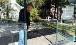 Şehir magandaları otobüs durağının camını kırdı