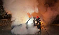 Seyir halindeyken yanan otomobil kullanılamaz hale geldi