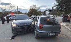 Sokakta cip ile otomobil çarpıştı: 4 yaralı
