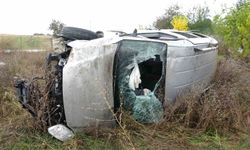 Yoldan çıkan hafif ticari araç şarample yuvarlandı: 3 yaralı