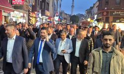 Seçim zaferini yaklaşık 800 metre yol yürüyerek kutladılar