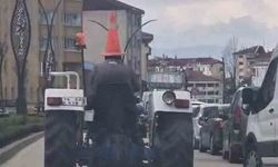 Trafikte ilginç görüntü: Başına duba geçirip traktör sürdü