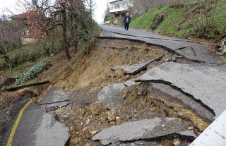 Heyelan iki köy yolunu kapattı: Araçlar enkaz altında kaldı