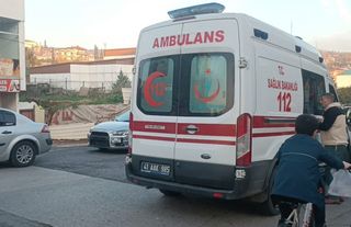 Yolun karşısına geçmeye çalışan çocuğa otomobil çarptı