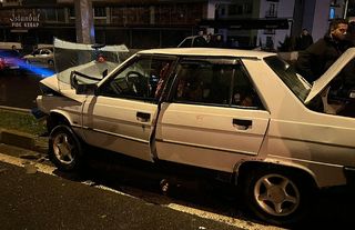 Alkollü sürücü elektrik direğine çarparak durabildi: 1 yaralı