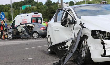 İki otomobil çarpıştı: 9 yaralı