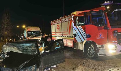 İki araç kafa kafaya çarpıştı: 2 ölü, 11 yaralı