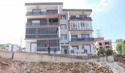 Yıkılmayla karşı karşıya kalan binaya kaya ve topraklı önlem