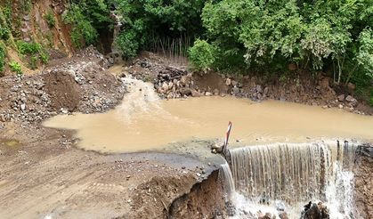 Kuvvetli sağanak; 5 mahalle yolu ulaşıma kapandı