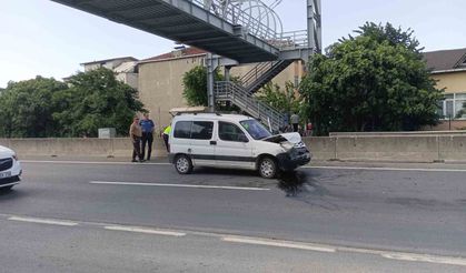 Hafif ticari araç otomobile çarptı: 2 yaralı